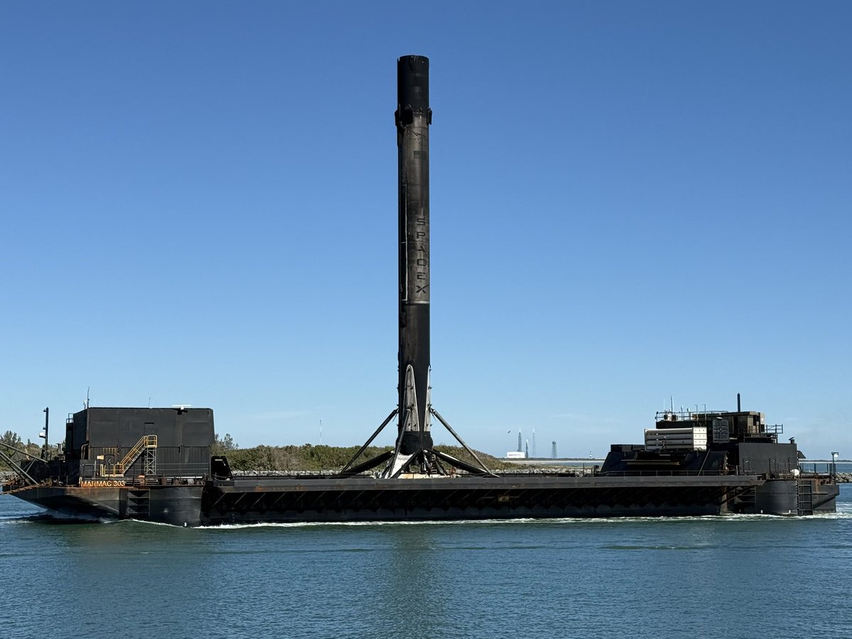 B1067 saying hi while I’m trying to take some photos of New Glenn on the pad prior to tonight’s launch! Best of luck <a href="/blueorigin/">Blue Origin</a> 🚀