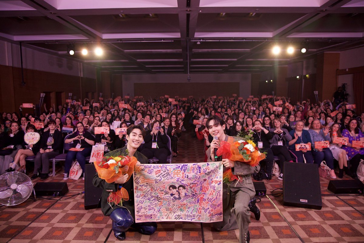 forceofficial_'s tweet image. Ringraziamo tutti i fan. Ci mancherete tantissimo. Speriamo che vi siate divertiti

FORCEBOOK JOY IN ROME🏛️
#ForceBook2ndFMinRome
@fforcejs #fforce_ #ฟอสบุ๊ค