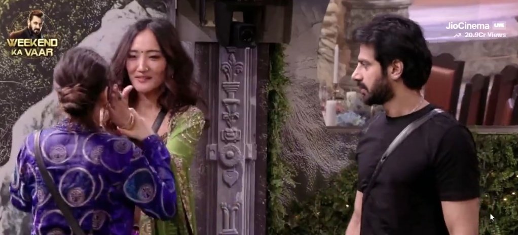 nushtweets_'s tweet photo. I love that Chahat bid farewell to everyone nicely except for two haramkhors who have constantly character assassinated her. FVCK YOU EWSHA AND CHOMU!!!

@ChahatPofficial - I am proud of you my girl. They don't deserve you forgiveness. 

#ChahatPandey 
#BiggBoss18 https://t.co/bfajeVWhSa