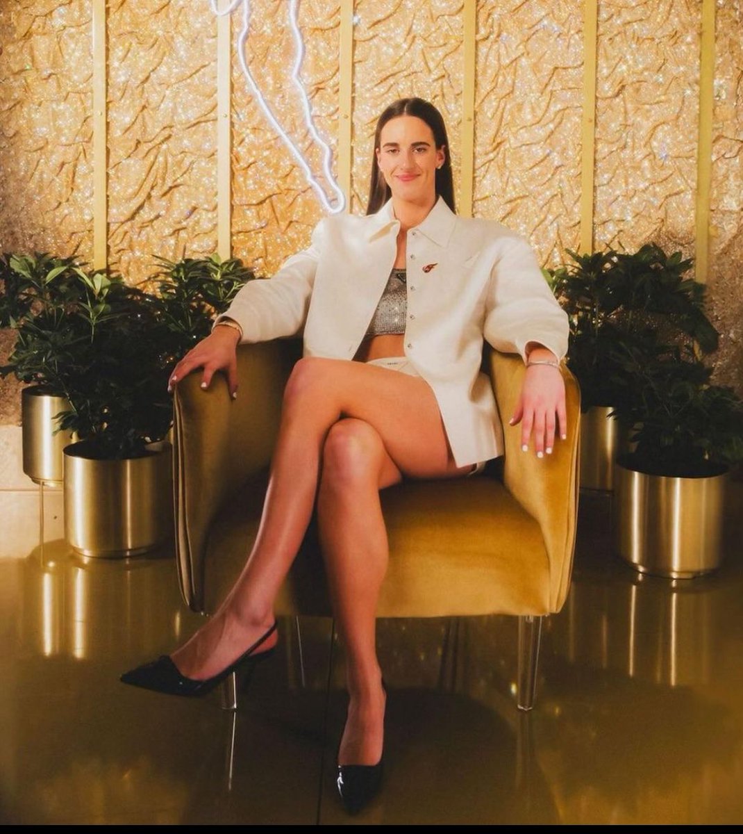 Leg453's tweet photo. Caitlin Clark displays her incredible legs https://t.co/qeHA1aJKBI