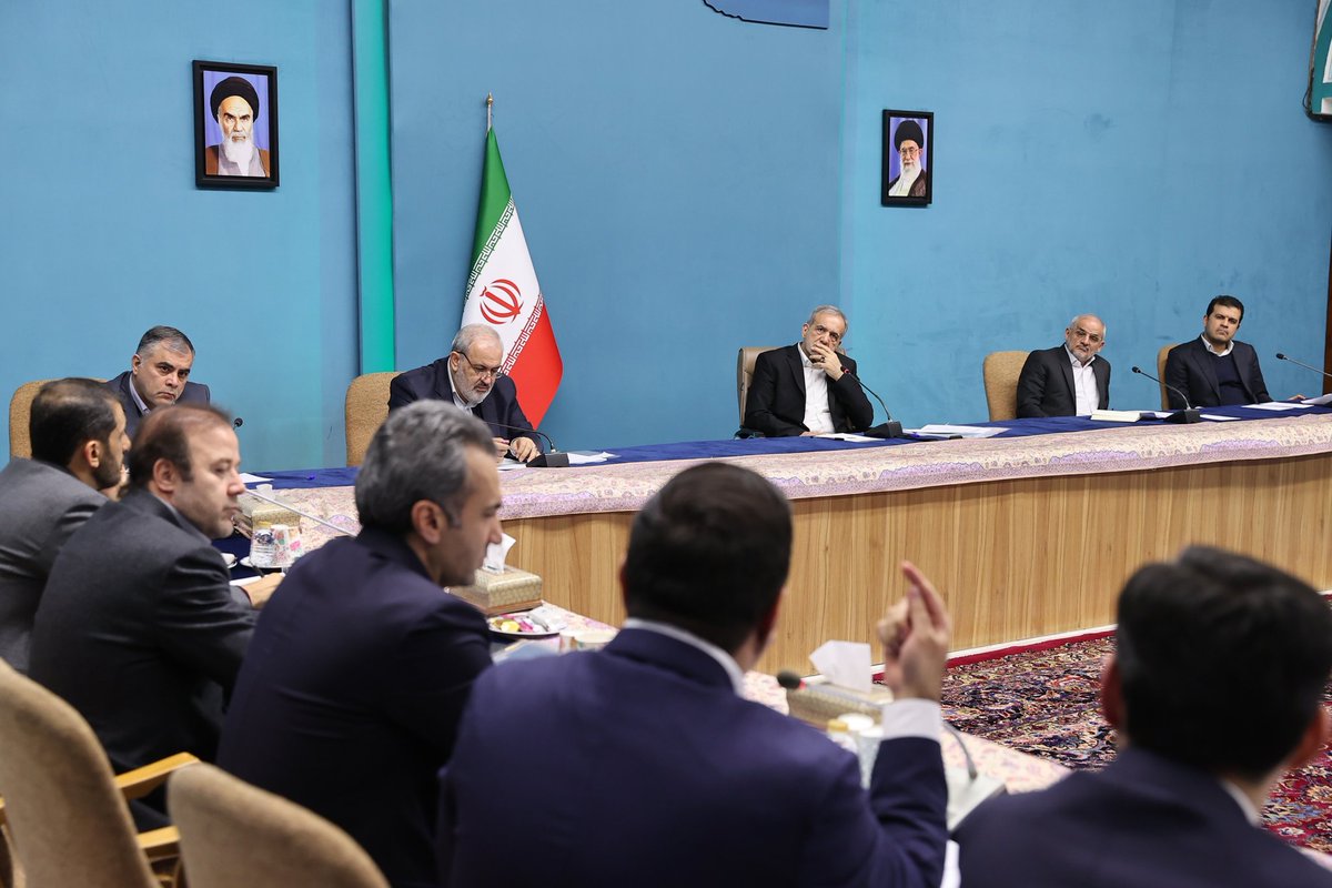 اولین تغییر در کابینه دولت وفاق با خروج اتابک از دولت اتفاق خواهد افتاد.
ظاهراً شیوه مدیریت وزارتخانه صمت و اختلاف نظر جدّی بین پزشکیان و سید محمد اتابک و همچنین قهر تلویحی وزیر، اصلی‌ترین دلیل این تغییر است.
اگرچه عارف و خانواده‌اش به عنوان حامیان جدّی اتابک همچنان در تلاشند تا