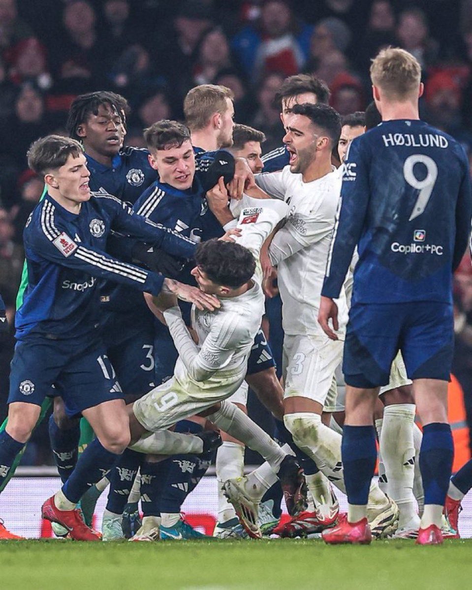 ronaldobrown_98's tweet image. Sit down.