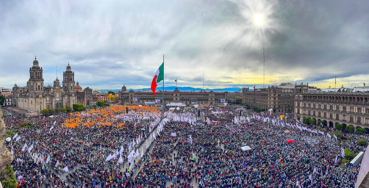 #100DíasPresidenta | 🇲🇽 

Ante un Zócalo abarrotado - la plaza pública más importante del país-, la presidenta Claudia Sheinbaum Pardo, (<a href="/Claudiashein/">Claudia Sheinbaum Pardo</a>) rinde un informe de sus primeros “100 días de Gobierno del Segundo Piso de la Cuarta Transformación” en el que destacó la
