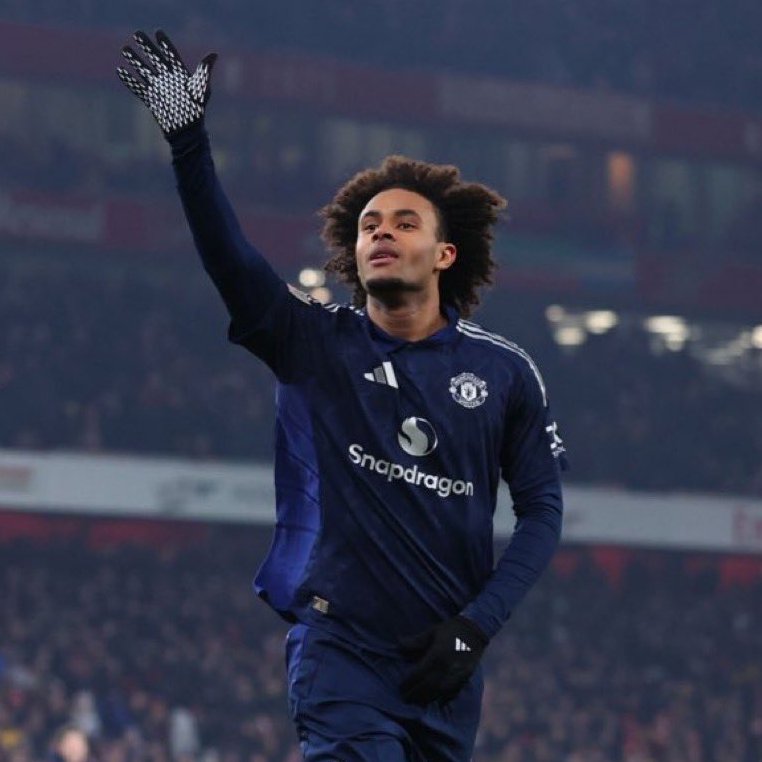 Joshua Zirkzee waving goodbye to Arteta's trophy hopes