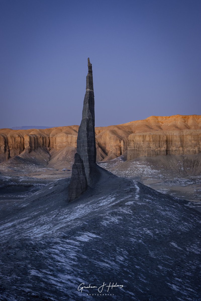 GrahamHolmesDP's tweet photo. Before dawn, ‘Long Song Silver’ rises in silence—a desert sentinel shaped by time. The frosted earth &amp; soft light create a tranquil, otherworldly scene. What stories could this spire tell?

📍 Utah wilderness
📷 Graham J. Holmes
🌐 https://t.co/OJESjBNQfW

#LandscapePhotography https://t.co/v8yeiozeUX