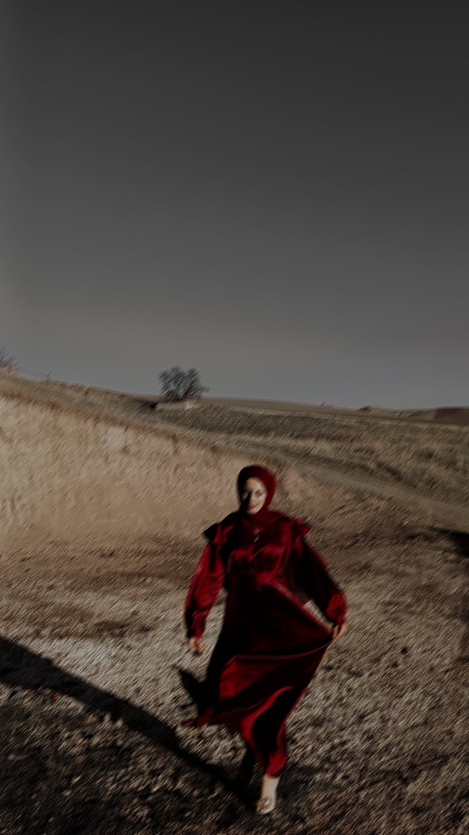 Dönüp duran bir çark.
Akıp giden bir zaman.
Yine, yeniden bir sabah;
Günaydın yaşamak.
#NazımHikmet