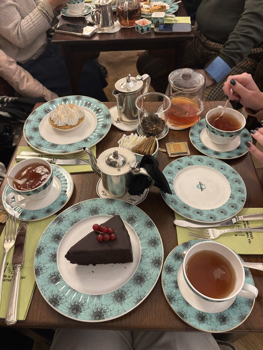 Eccoci con il tè delle cinque