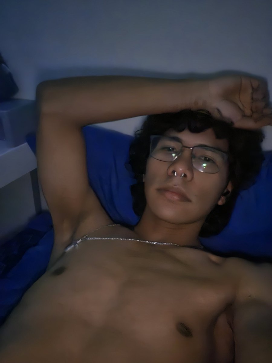 dnb_lol's tweet photo. Idk how to take photos, but really, I just want to say I'm sad, I wish to lose at least 10kg this year, late New years resolutions https://t.co/xGfqcEcOn2