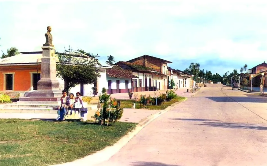 12/1/25- #Coclé: La Ciudad de Penonomé en 1935, centro histórico, cultural y turístico con su diseño urbano colonial de áreas verdes cuidadosamente delineadas y lamparás de calle redondas que servían como punto de encuentro para residentes y visitantes.