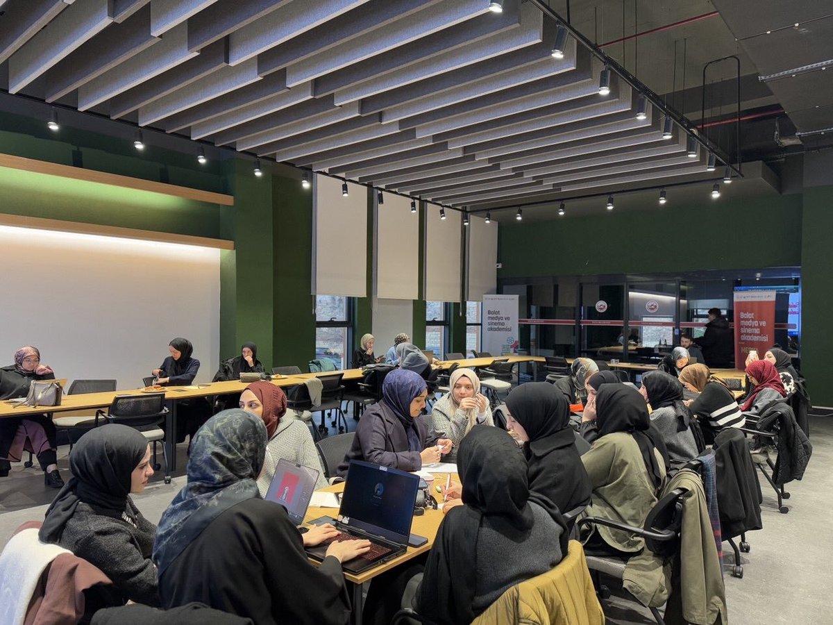 akademibalat's tweet photo. Medya Akademisinde bu hafta “Fotoğrafçılık”, “Muhabirlik ve Editörlük” ve “Grafik Tasarım” derslerini gerçekleştirdik! ⚡️💻🙌🏻 https://t.co/L0oXfyKWo3