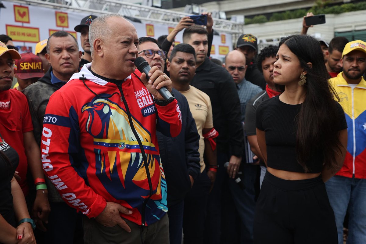 MijpVzla's tweet photo. #ENFOTOS 📷 || Este domingo #12ENE, desde la Plaza de la Juventud en Caracas, el Vpdte. Sectorial Cap. @DCabellor participó en la inauguración de la muestra fotográfica del libro "Ese es Mi Gallo" Crónica Visual de una Épica Popular. https://t.co/zaF5UauwxF