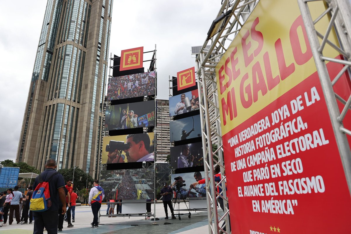 MijpVzla's tweet photo. #ENFOTOS 📷 || Este domingo #12ENE, desde la Plaza de la Juventud en Caracas, el Vpdte. Sectorial Cap. @DCabellor participó en la inauguración de la muestra fotográfica del libro "Ese es Mi Gallo" Crónica Visual de una Épica Popular. https://t.co/zaF5UauwxF