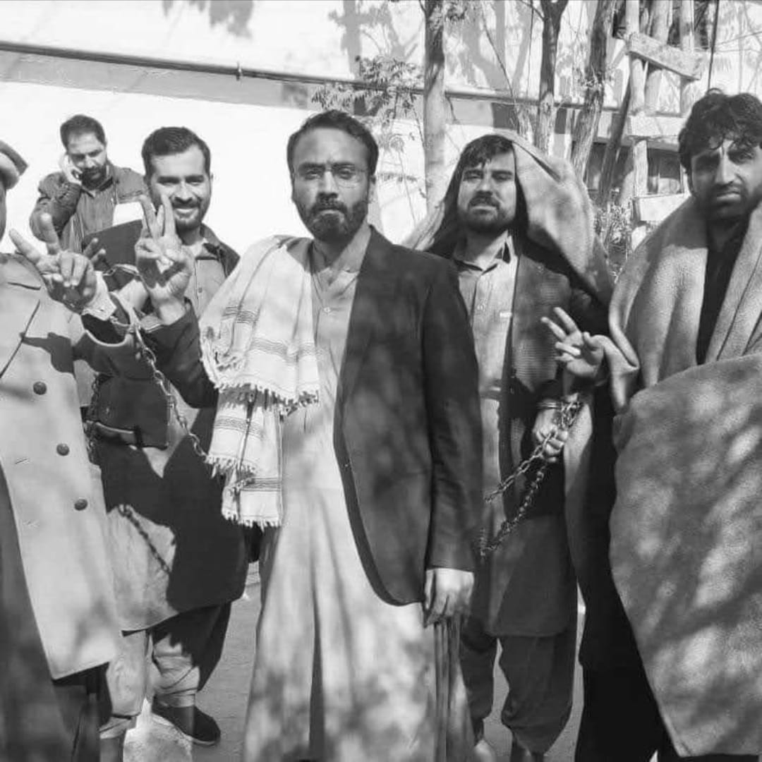 FahimKft's tweet photo. "ڈاکٹروں کی قیادت کی غیر قانونی گرفتاری نے حکومت کی جابرانہ پالیسیوں کو عیاں کیا ہے، جو عوامی مفاد کے بجائے ذاتی مفادات کو ترجیح دیتی ہیں۔"
#Form47HealthMinisterMurdabad
#DGHealthMurdadabad
#ReleaseDrBaharShah
#ReleaseDrHafeez
#Balochistan 
@BBhu https://t.co/wDy5PsVVeO