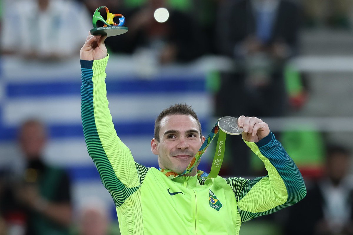 cbginastica's tweet photo. Obrigado, Arthur Zanetti! 🏆🤸🏻🎖️

Hoje um dos maiores nomes da história da Ginástica do Brasil anunciou sua aposentadoria como atleta. Com uma trajetória brilhante, Arthur conquistou o coração do Brasil e do mundo, marcando seu nome no esporte com feitos históricos. Entre eles:

🥇 Primeiro ouro olímpico da Ginástica Brasileira em Londres 2012
🥈 Prata nos Jogos Olímpicos Rio 2016
🌍 Quatro medalhas em Mundiais (1 ouro, 3 pratas)
🏋️‍♂️ Seis medalhas em Jogos Pan-Americanos (3 ouros, 3 pratas)

Mais do que títulos, Arthur deixa um legado de determinação, dedicação e inspiração para as próximas gerações. Sua paixão pelo esporte mudou a história da Ginástica e do esporte no Brasil, mostrando que com trabalho duro, sonhos podem ser alcançados.

Obrigado por tudo, Arthur! Sua jornada será eternamente lembrada e celebrada. Você é e sempre será uma lenda! 🇧🇷💚

📷 Ricardo Bufolin/CBG