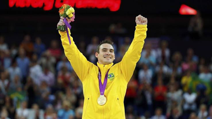 cbginastica's tweet photo. Obrigado, Arthur Zanetti! 🏆🤸🏻🎖️

Hoje um dos maiores nomes da história da Ginástica do Brasil anunciou sua aposentadoria como atleta. Com uma trajetória brilhante, Arthur conquistou o coração do Brasil e do mundo, marcando seu nome no esporte com feitos históricos. Entre eles:

🥇 Primeiro ouro olímpico da Ginástica Brasileira em Londres 2012
🥈 Prata nos Jogos Olímpicos Rio 2016
🌍 Quatro medalhas em Mundiais (1 ouro, 3 pratas)
🏋️‍♂️ Seis medalhas em Jogos Pan-Americanos (3 ouros, 3 pratas)

Mais do que títulos, Arthur deixa um legado de determinação, dedicação e inspiração para as próximas gerações. Sua paixão pelo esporte mudou a história da Ginástica e do esporte no Brasil, mostrando que com trabalho duro, sonhos podem ser alcançados.

Obrigado por tudo, Arthur! Sua jornada será eternamente lembrada e celebrada. Você é e sempre será uma lenda! 🇧🇷💚

📷 Ricardo Bufolin/CBG