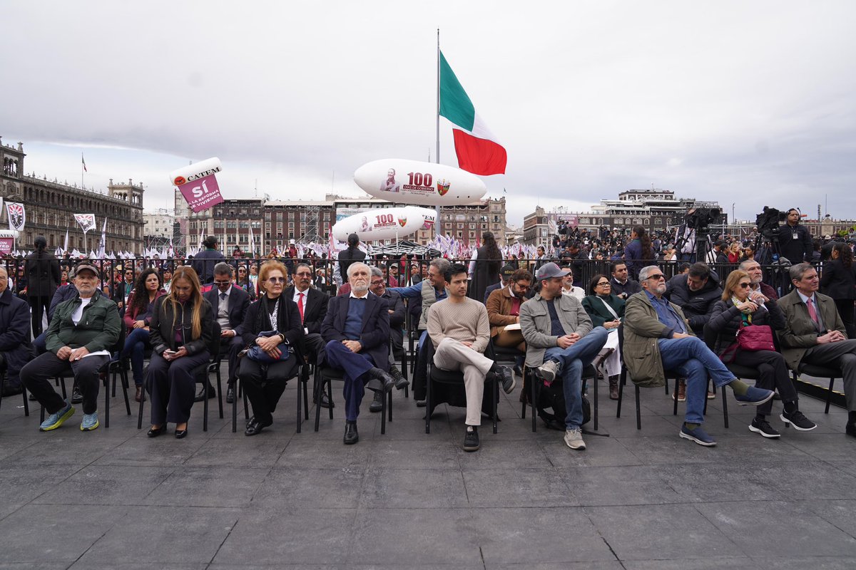 CFEmx's tweet photo. #100DíasPresidenta | Se recuperó a la CFE y a Pemex como empresas del pueblo de México después de su larga privatización, así lo destacó la presidenta @Claudiashein https://t.co/eMrc38XY5L