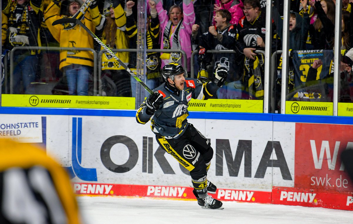 DEL2_News's tweet photo. Shutout-Sieg für Krefeld: Die Krefeld Pinguine gewinnen mit 3:0 gegen die @eispiraten . Felix Bick bejubelte dabei einen Shutout.
Foto: Christoph Jürgens #del2 #HerzblutEishockey #kevepc https://t.co/Lme6lMTQme
