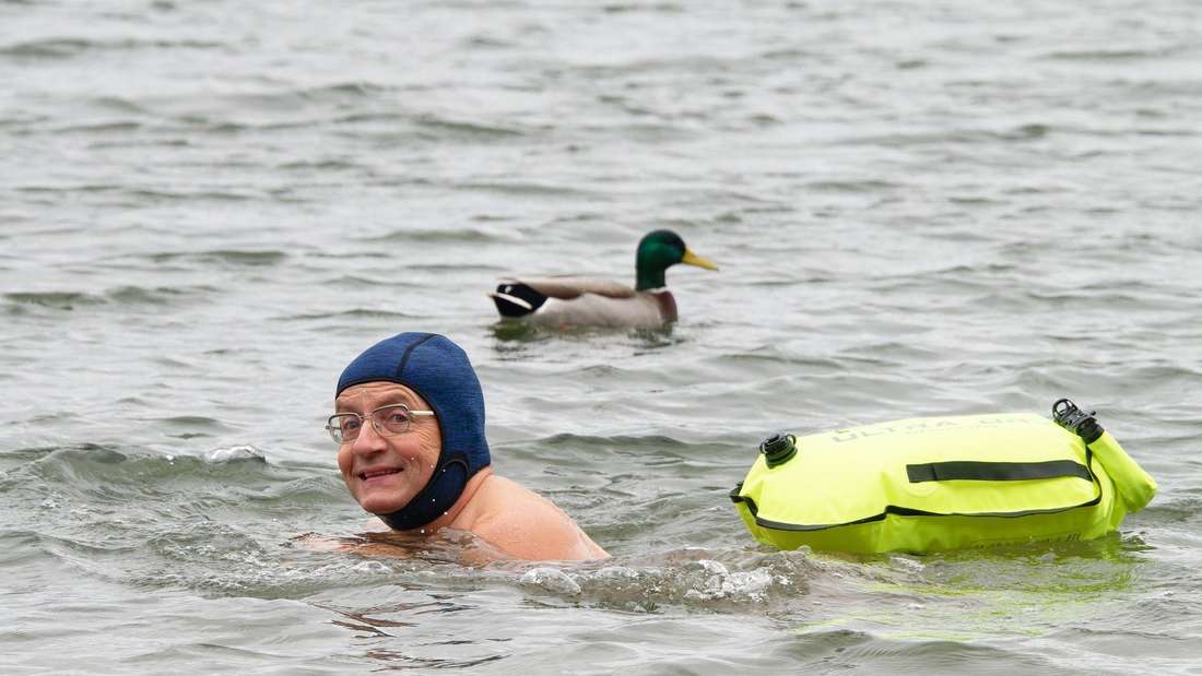 SchwaePo's tweet photo. 🏊‍♂️ Wigald #Boning trotzt der Kälte: Warum der Kult-Komiker in der #Rems badet und was es mit dem keltischen Ursprung des Flusses auf sich hat.
➡️https://t.co/vKLTrfcRsg https://t.co/E4bWkDRhQQ