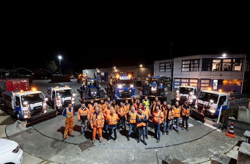 GemWestland's tweet photo. Komt u een strooiwagen tegen? Dat klopt!
De temperatuur daalt vannacht onder het vriespunt. Er wordt rijp verwacht en wij zijn daarom preventief gaan strooien. Doe voorzichtig als u de weg op moet. https://t.co/3dysQuEX77