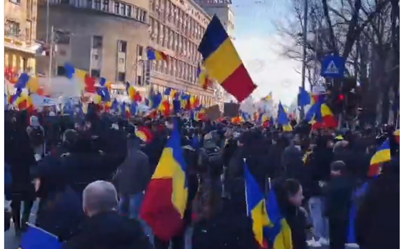 ROMANIA - migliaia e migliaia di persone protestano contro la cancellazione delle elezioni presidenziali decisa dalla Corte costituzionale e voluta dalla UE, come ha confessato l'eurocrate Breton.

GIORNALARI: ''estrema destra in piazza''