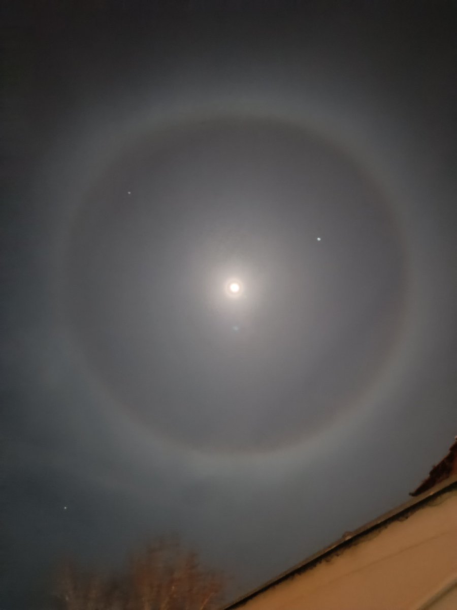 Вчера увидел такое вот явление, хз это из-за смога? Но красивое