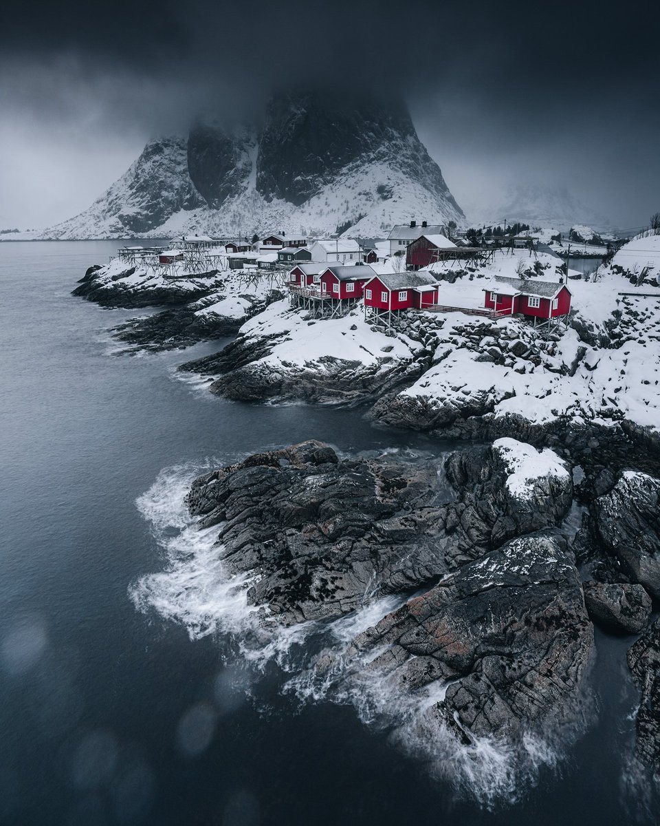 TRAVELO_GRAF's tweet photo. Северные ночи на Лофотенах — место, где природа творит чудеса. Полярное сияние освещает горы и фьорды, создавая пейзажи, которые невозможно забыть. https://t.co/Y7d7Aac2YX