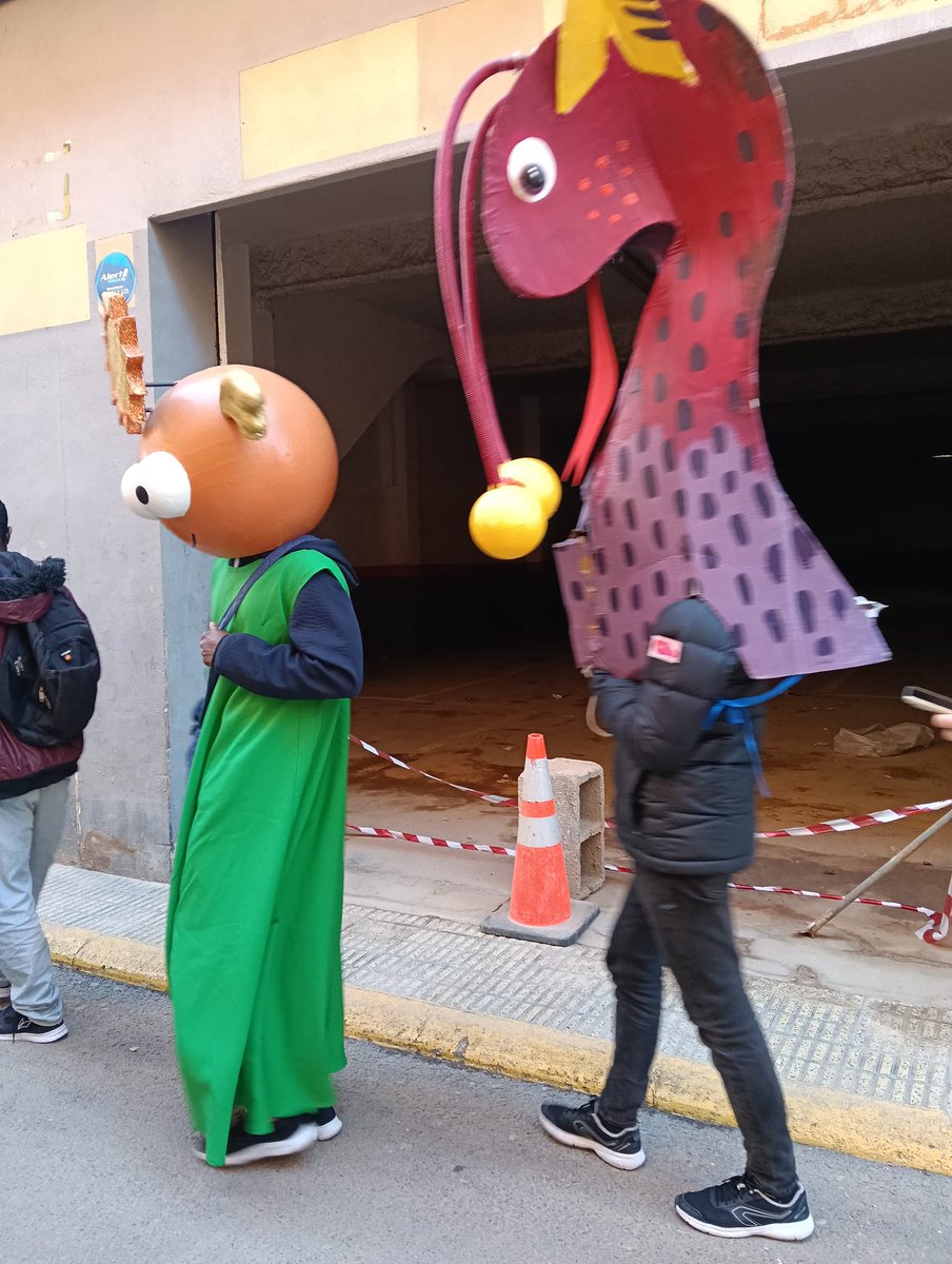 IsaMartinez53's tweet photo. Dice una amiga: "Bien!!! Por esas Magas de Gener y la ilusión que despiertan!" Y ahí también los chicos del #ProgramaInmigrantes @ValenciaCaritas en la espectacular y participativa cabalgata. Mucho colorido junto al oscuro barro todavía presente en #Catarroja https://t.co/YTvH8BVF0T