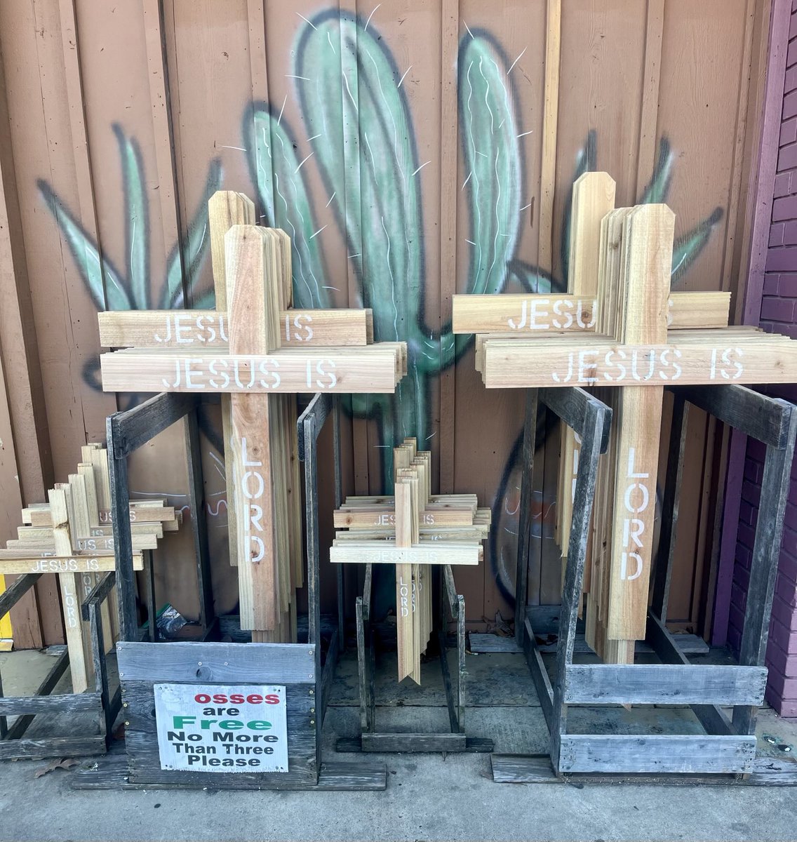 vendetti42's tweet image. Sunday brunch with the minions…

Signs you’re living in the right place and giving the right folks your money… this is out front. #mamas