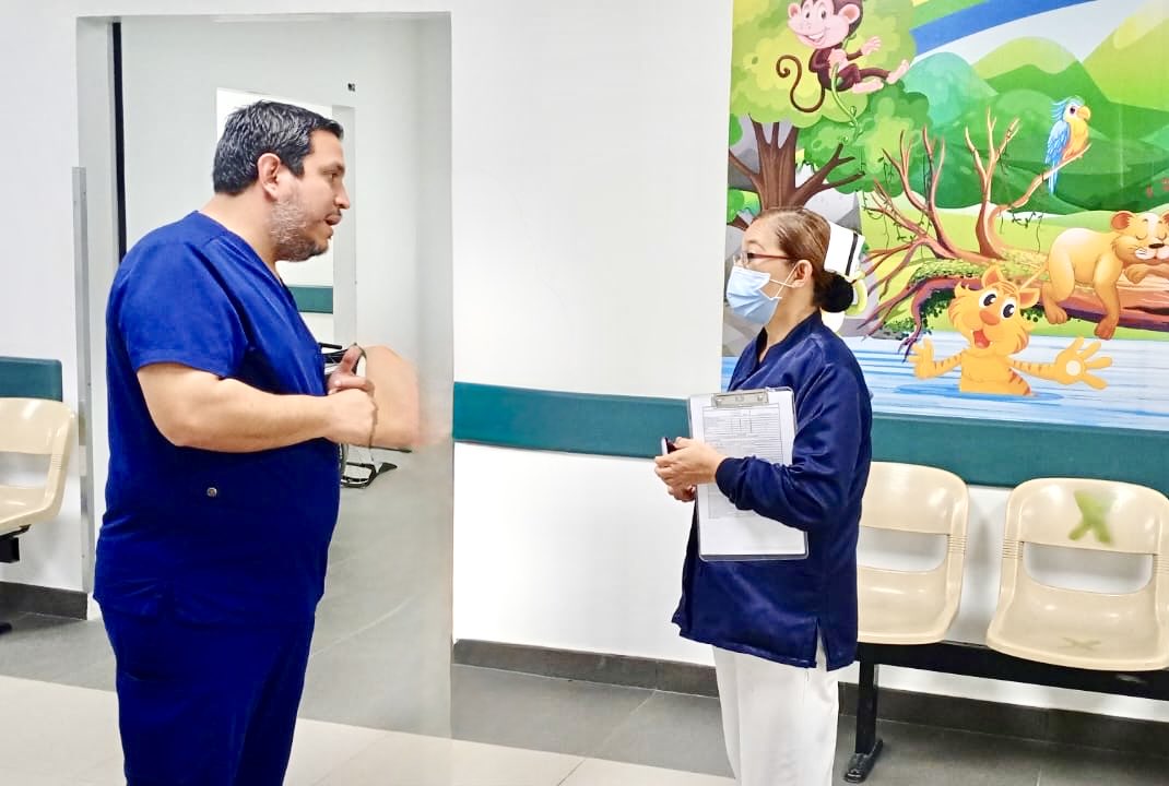 HUniversitarioG's tweet photo. Con la finalidad de garantizar una atención óptima y de calidad a los pacientes, @gabrielpaezm, director asistencial del @HUniversitarioG realiza recorrido por diferentes servicios hospitalarios:
Emergencia
UCI materno y neonatal
Laboratorio 
Imágenes 
#ElNuevoEcuadorResuelve https://t.co/Wxx3lY4P5t