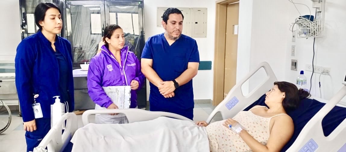 HUniversitarioG's tweet photo. Con la finalidad de garantizar una atención óptima y de calidad a los pacientes, @gabrielpaezm, director asistencial del @HUniversitarioG realiza recorrido por diferentes servicios hospitalarios:
Emergencia
UCI materno y neonatal
Laboratorio 
Imágenes 
#ElNuevoEcuadorResuelve https://t.co/Wxx3lY4P5t