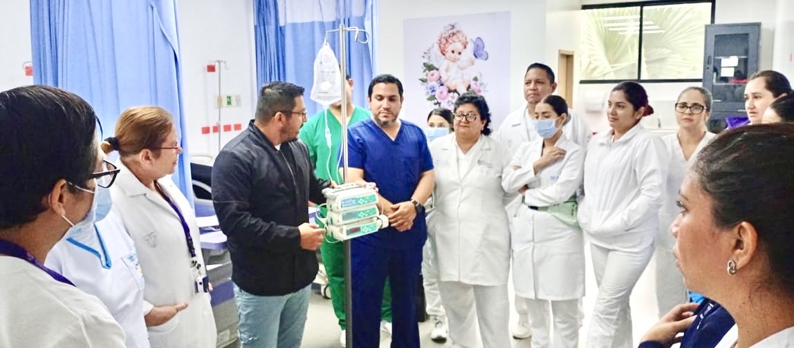 HUniversitarioG's tweet photo. Con la finalidad de garantizar una atención óptima y de calidad a los pacientes, @gabrielpaezm, director asistencial del @HUniversitarioG realiza recorrido por diferentes servicios hospitalarios:
Emergencia
UCI materno y neonatal
Laboratorio 
Imágenes 
#ElNuevoEcuadorResuelve https://t.co/Wxx3lY4P5t