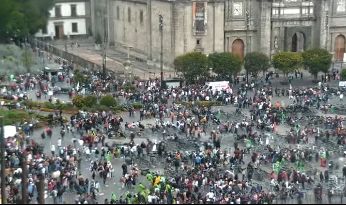 SogneQue's tweet photo. Con mi PresidentA @Claudiashein.
#LlenoTotal

Un aplauso a los trabajadores de limpia en el #Zócalo de la #CDMX, llegando antes de que salga toda la concurrencia…

#FelizDomingo de #Sismo o #Terremoto… Dicen 😆 https://t.co/4Gl94yFj8N