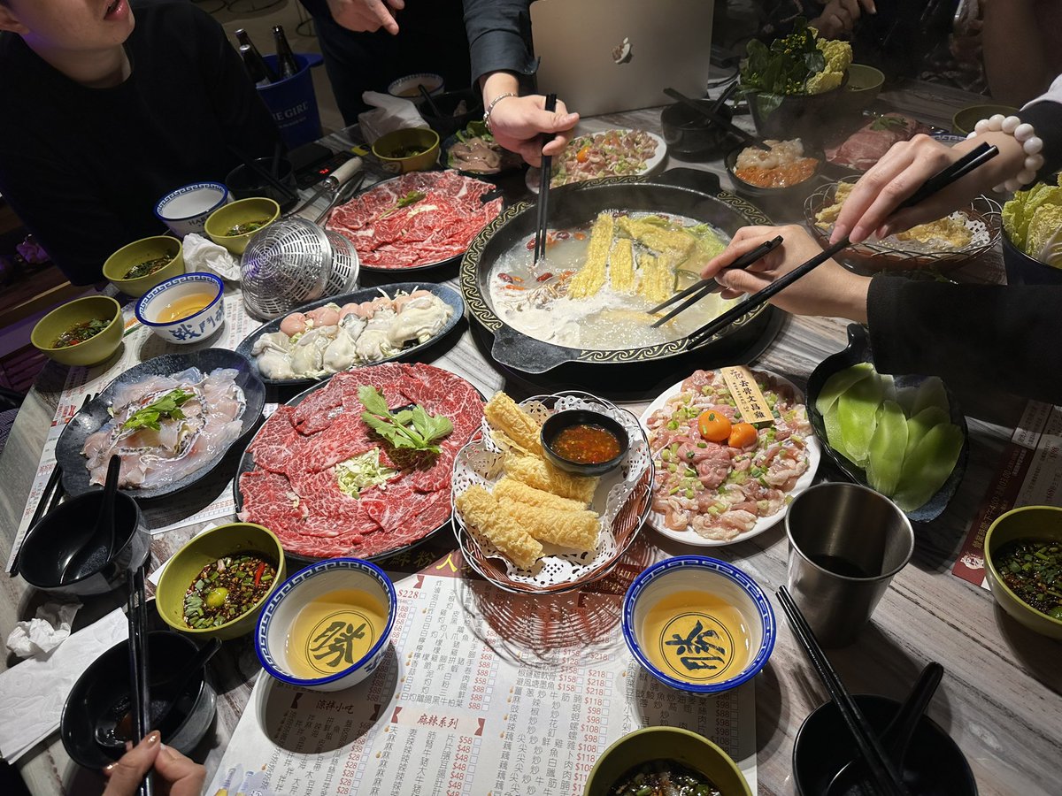 打ち上げを終えてホテルにチェックインしました。
テーブルをふたつ貸し切る大人数での打ち上げでとても楽しかったです。
今回の香港チームは非の打ち所がないくらいのいたせり尽くせりで素晴らしかったです。