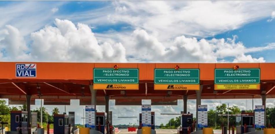 Ultima_Hora___'s tweet photo. Los peajes aumentarán a 100 pesos, de acuerdo al MOPC y al Fideicomiso RD Vial, se realiza para garantizar el mantenimiento constante y mejorar la seguridad vial, reducir los riesgos en las vías, optimizar la señalización y fluidez del tráfico, pero todas están destruidas. https://t.co/aG7eUbPuhm