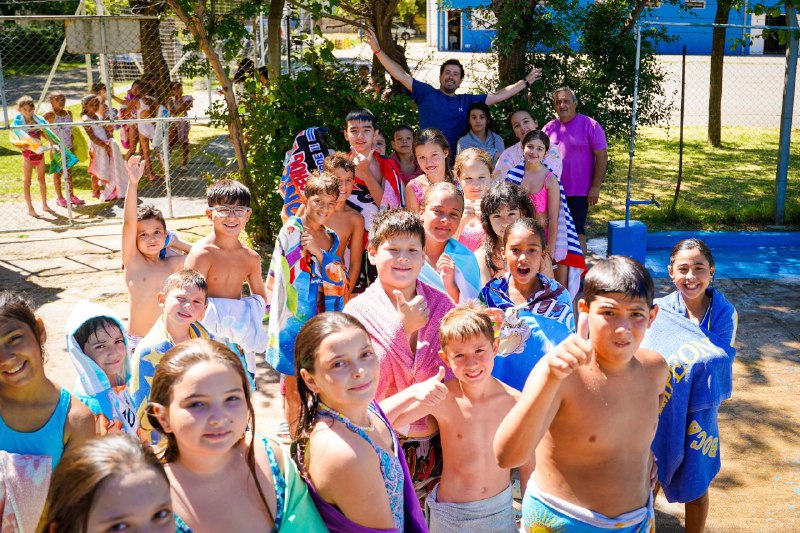 Kicillofok's tweet photo. ¡Así se vivió la primera semana de Escuelas Abiertas en Verano! 

Con más de 250 mil pibes y pibas encontrándose para disfrutar de esta política inclusiva que nos permite sumar actividades en cada municipio para que todos tengan un verano #BuenoBonitoYBonaerense.