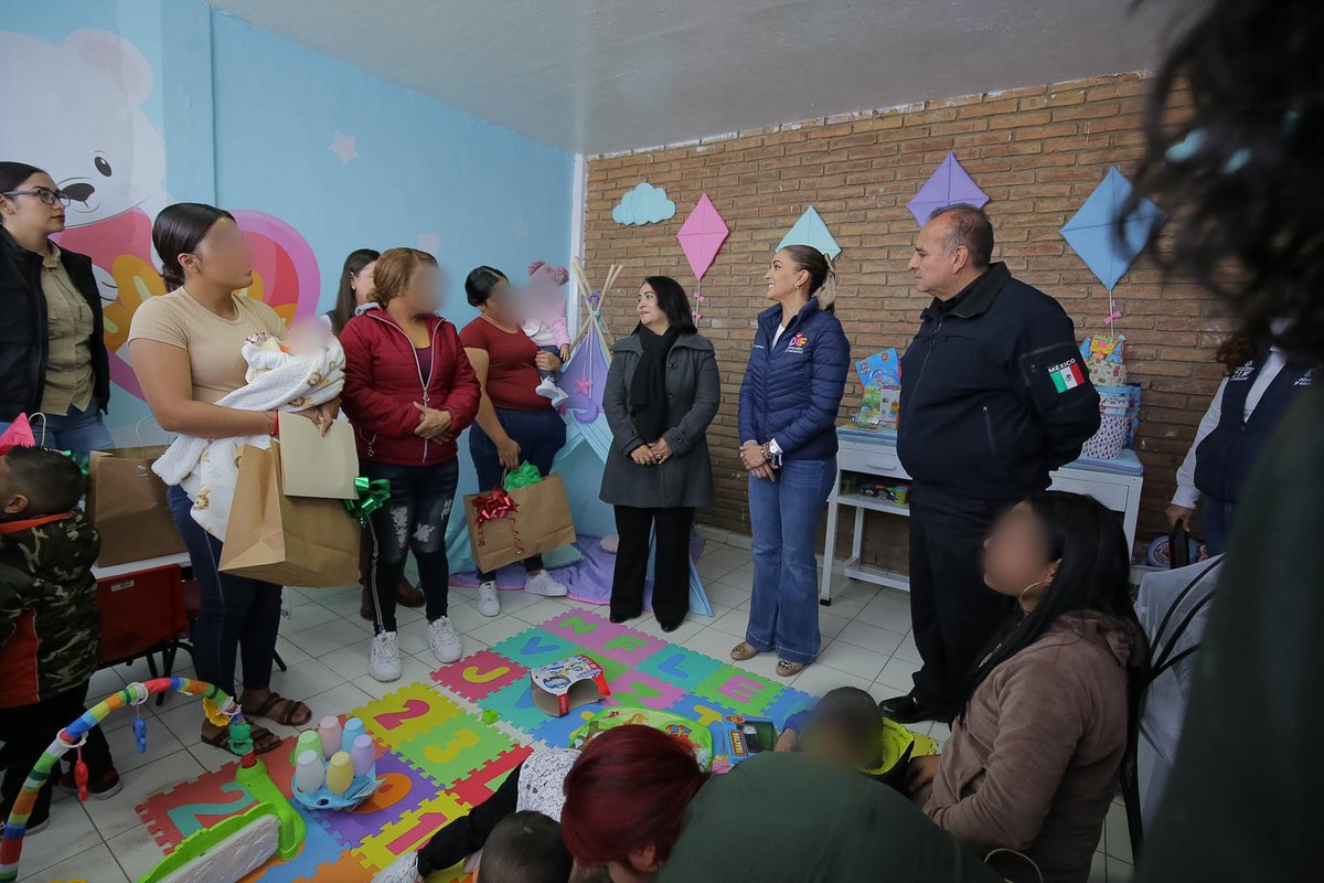 LaloSerranoZ's tweet photo. #LaserInformativo

#Durango|| Pone @Marisol_rosso en funcionamiento Guardería del CERESO No. 1; su objetivo, garantizar derechos de las niñas y niños

•Ahora existe en el centro penitenciario un área que cumple con las características necesarias para el cuidado y la atención de las hijas e hijos de las mujeres internas.

•El espacio fue equipado con juegos didácticos, colchonetas, cunas, mesas y sillas infantiles, mesa de exploración pediátrica, portabebés y juguetes.

Los derechos de las niñas y niños no deben depender del contexto en el que nacen o crecen. Todos merecen vivir en un entorno seguro y con las oportunidades que les permitan alcanzar su máximo potencial, destacó Marisol Rosso, presidenta del Sistema @DIF_Durango , al entregar la Guardería del CERESO No. 1.

Se trata de un espacio que cumple con las características necesarias para el cuidado y la atención de los pequeños, equipado con juegos didácticos, colchonetas, cunas, mesas y sillas infantiles, mesa de exploración pediátrica, portabebés y juguetes. Hay cuatro personas capacitadoras para la atención y cuidado de la guardería, con perfil en psicología y trabajo social.

Además, se cuenta con la atención de un nutriólogo, estimulación temprana y psicólogo por parte del Centro Regional de Desarrollo Infantil (CEREDI). También se entregaron ocho actas de nacimiento a menores, en atención a su derecho de identidad.

"Hoy reafirmamos nuestro compromiso con la integridad, el desarrollo y el bienestar de los pequeños de nuestro estado de Durango. Por eso ponemos en marcha una acción fundamental para garantizar que las hijas e hijos de las mujeres que se encuentran en este centro, cuenten con un espacio adecuado para su desarrollo pleno", manifestó Rosso Rivera.

Para el gobernador @EVillegasV , es prioridad avanzar juntos hacia una sociedad más justa, equitativa y humana, en donde cada niña y cada niño puedan ser felices, con el valor del corazón de los duranguenses.