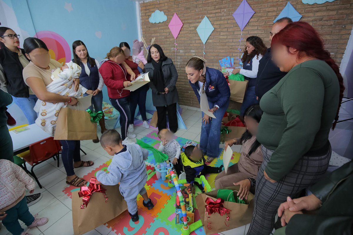 LaloSerranoZ's tweet photo. #LaserInformativo

#Durango|| Pone @Marisol_rosso en funcionamiento Guardería del CERESO No. 1; su objetivo, garantizar derechos de las niñas y niños

•Ahora existe en el centro penitenciario un área que cumple con las características necesarias para el cuidado y la atención de las hijas e hijos de las mujeres internas.

•El espacio fue equipado con juegos didácticos, colchonetas, cunas, mesas y sillas infantiles, mesa de exploración pediátrica, portabebés y juguetes.

Los derechos de las niñas y niños no deben depender del contexto en el que nacen o crecen. Todos merecen vivir en un entorno seguro y con las oportunidades que les permitan alcanzar su máximo potencial, destacó Marisol Rosso, presidenta del Sistema @DIF_Durango , al entregar la Guardería del CERESO No. 1.

Se trata de un espacio que cumple con las características necesarias para el cuidado y la atención de los pequeños, equipado con juegos didácticos, colchonetas, cunas, mesas y sillas infantiles, mesa de exploración pediátrica, portabebés y juguetes. Hay cuatro personas capacitadoras para la atención y cuidado de la guardería, con perfil en psicología y trabajo social.

Además, se cuenta con la atención de un nutriólogo, estimulación temprana y psicólogo por parte del Centro Regional de Desarrollo Infantil (CEREDI). También se entregaron ocho actas de nacimiento a menores, en atención a su derecho de identidad.

"Hoy reafirmamos nuestro compromiso con la integridad, el desarrollo y el bienestar de los pequeños de nuestro estado de Durango. Por eso ponemos en marcha una acción fundamental para garantizar que las hijas e hijos de las mujeres que se encuentran en este centro, cuenten con un espacio adecuado para su desarrollo pleno", manifestó Rosso Rivera.

Para el gobernador @EVillegasV , es prioridad avanzar juntos hacia una sociedad más justa, equitativa y humana, en donde cada niña y cada niño puedan ser felices, con el valor del corazón de los duranguenses.