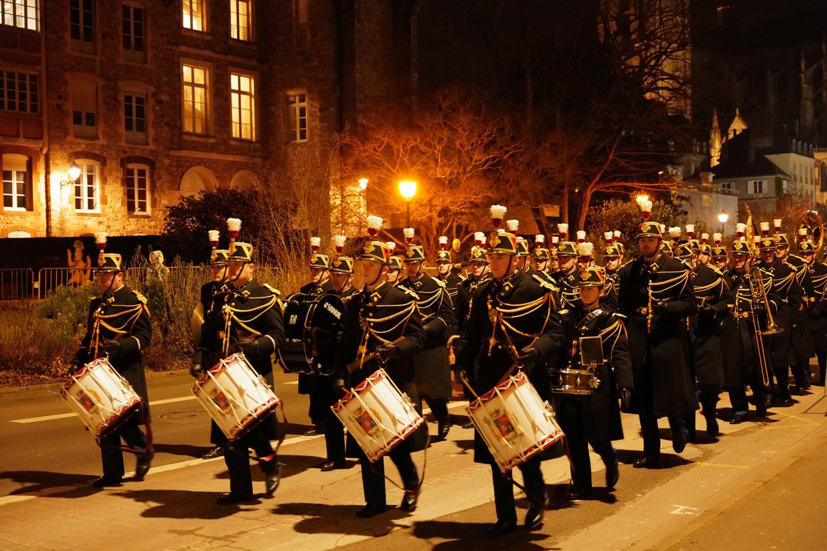 🇫🇷Cérémonie de remise du drapeau du groupement de gendarmerie départementale de la Sarthe.
Le drapeau comporte désormais la mention « combat de Pontlieue » rendant hommage à l’engagement des gendarmes le 12 janvier 1871, sur le pont de l’Huisne face à l’armée prussienne.