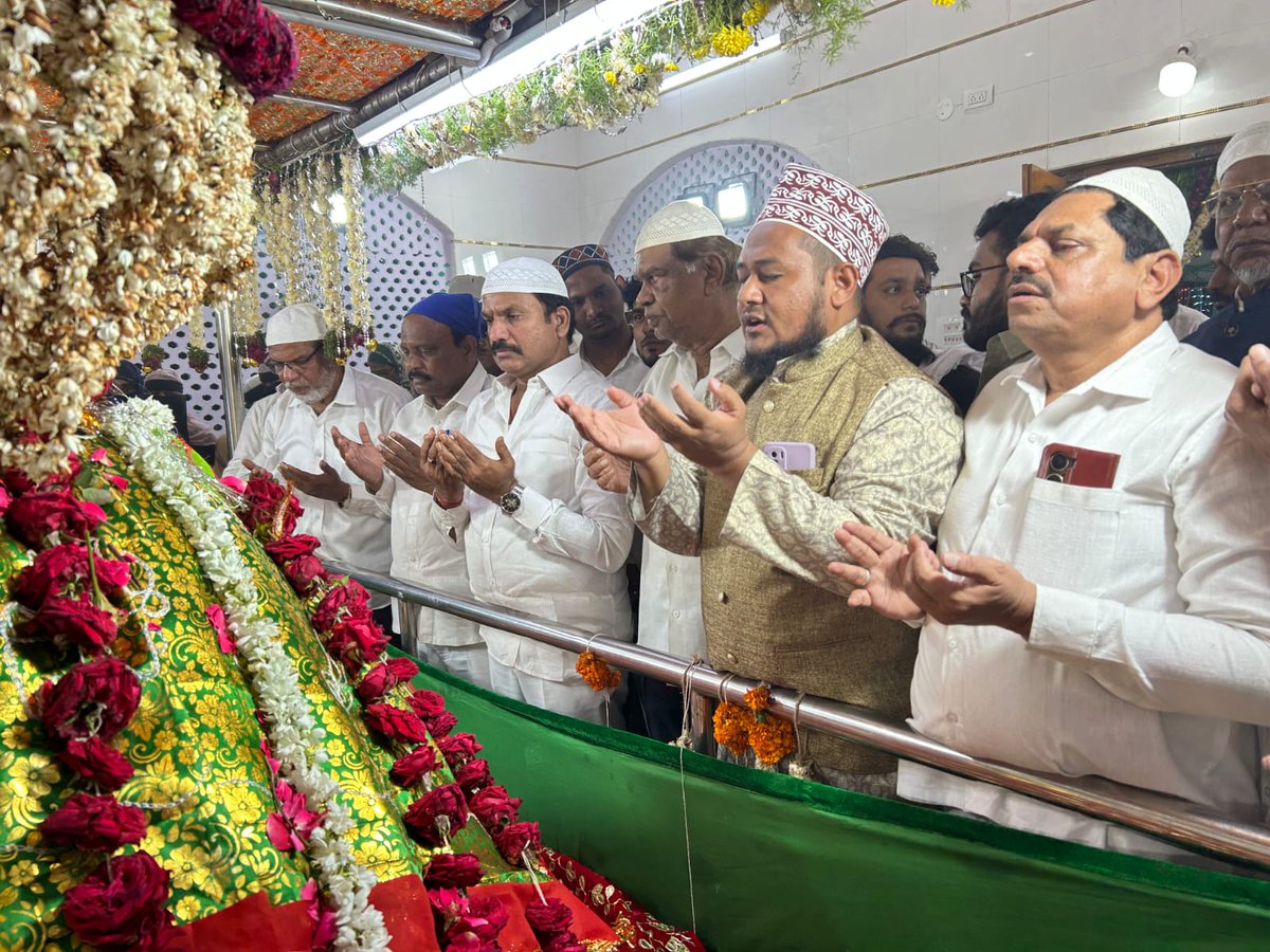 MKYTRS's tweet photo. పటాన్చెరు  లోని  అజ్రత్ సయ్యద్ నిజాముద్దీన్ షా దర్గాలో ముస్లిం సోదరులు ప్రతీ ఏటా నిర్వహించే ఉర్సు ఉత్సవాలు ఈ యేడు కూడా అంగరంగ వైభవంగా నిర్వహించడం జరిగింది.ఈ ఉత్సవాలలో ముఖ్య అతిథిగా కార్పొరేటర్ మెట్టు కుమార్ యాదవ్ గారు పాల్గొన్నారు@KCRBRSPresident @BRSHarish @RaoKavitha @KTRBRS https://t.co/alkpzsHQhM