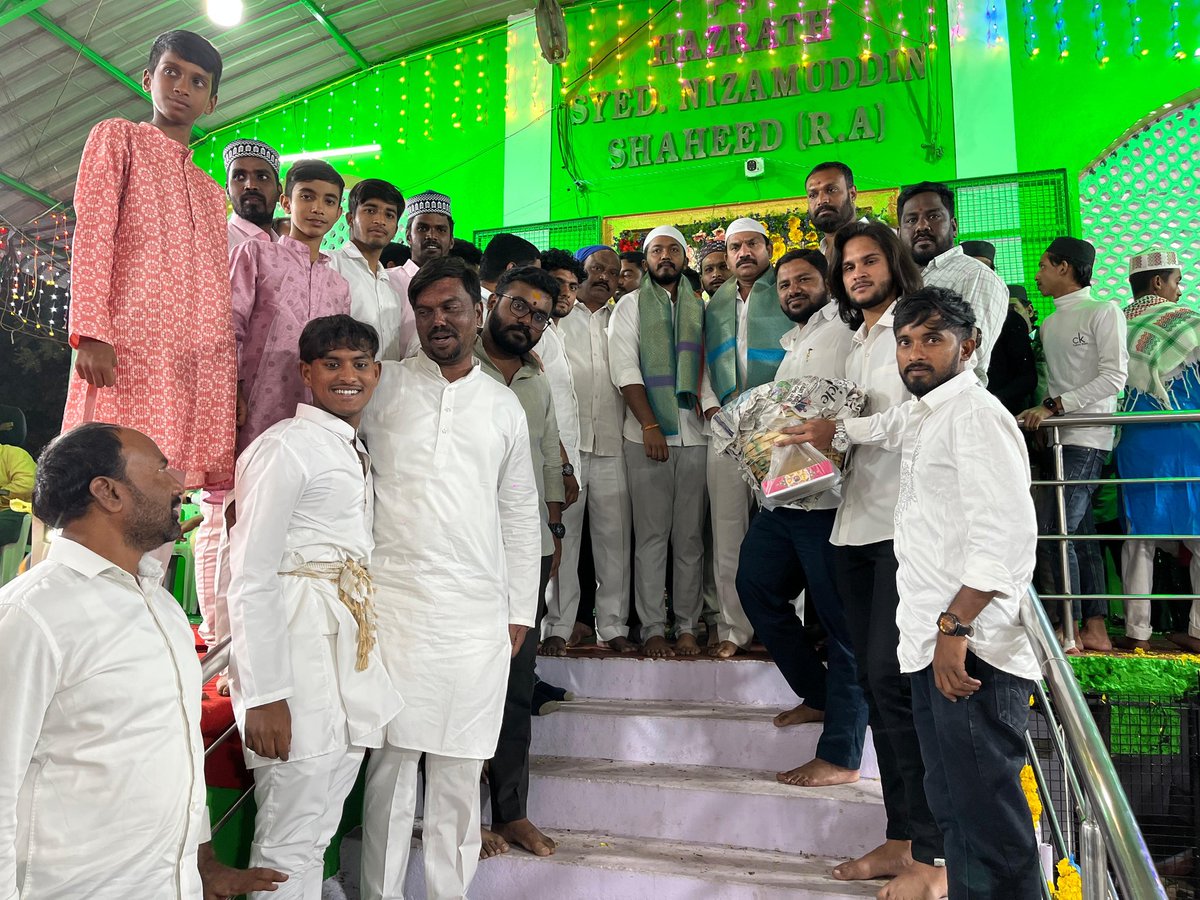 MKYTRS's tweet photo. పటాన్చెరు  లోని  అజ్రత్ సయ్యద్ నిజాముద్దీన్ షా దర్గాలో ముస్లిం సోదరులు ప్రతీ ఏటా నిర్వహించే ఉర్సు ఉత్సవాలు ఈ యేడు కూడా అంగరంగ వైభవంగా నిర్వహించడం జరిగింది.ఈ ఉత్సవాలలో ముఖ్య అతిథిగా కార్పొరేటర్ మెట్టు కుమార్ యాదవ్ గారు పాల్గొన్నారు@KCRBRSPresident @BRSHarish @RaoKavitha @KTRBRS https://t.co/alkpzsHQhM