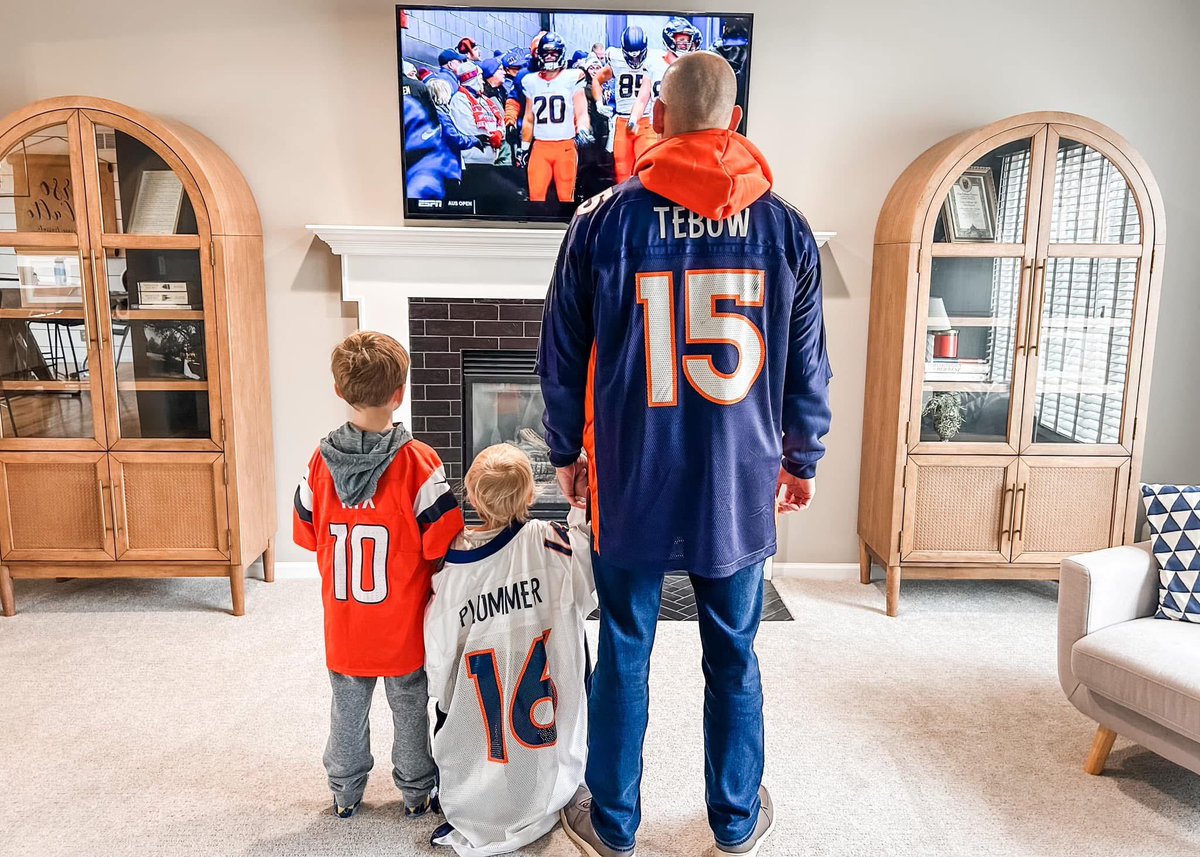 CodyWallinger's tweet photo. 💙Raising them up right‼️ 

🗣️Shoutout to some of the🙌🏻greats‼️ 

@BoNix10 @snakestakes @TimTebow 

#DenverBroncos🐴🧡 https://t.co/5CzBxHoAn5