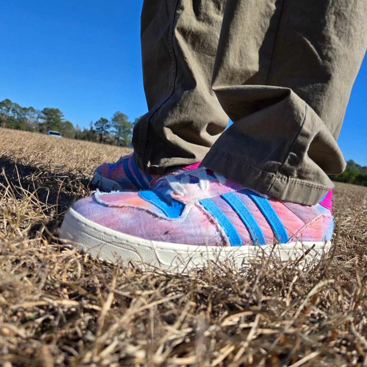 xbenzerox's tweet photo. Outside with the @adidasoriginals sweatshirt @vans pants, @market hat. Real men wear pink. Rivalry low tie dye on feet. #fitpics #Sneakerhead #outd #sneakers #sneakercollector #kotd #wearyoursneakers #whatsonfeet #yoursneakersaredope https://t.co/3n7W6RPEpN