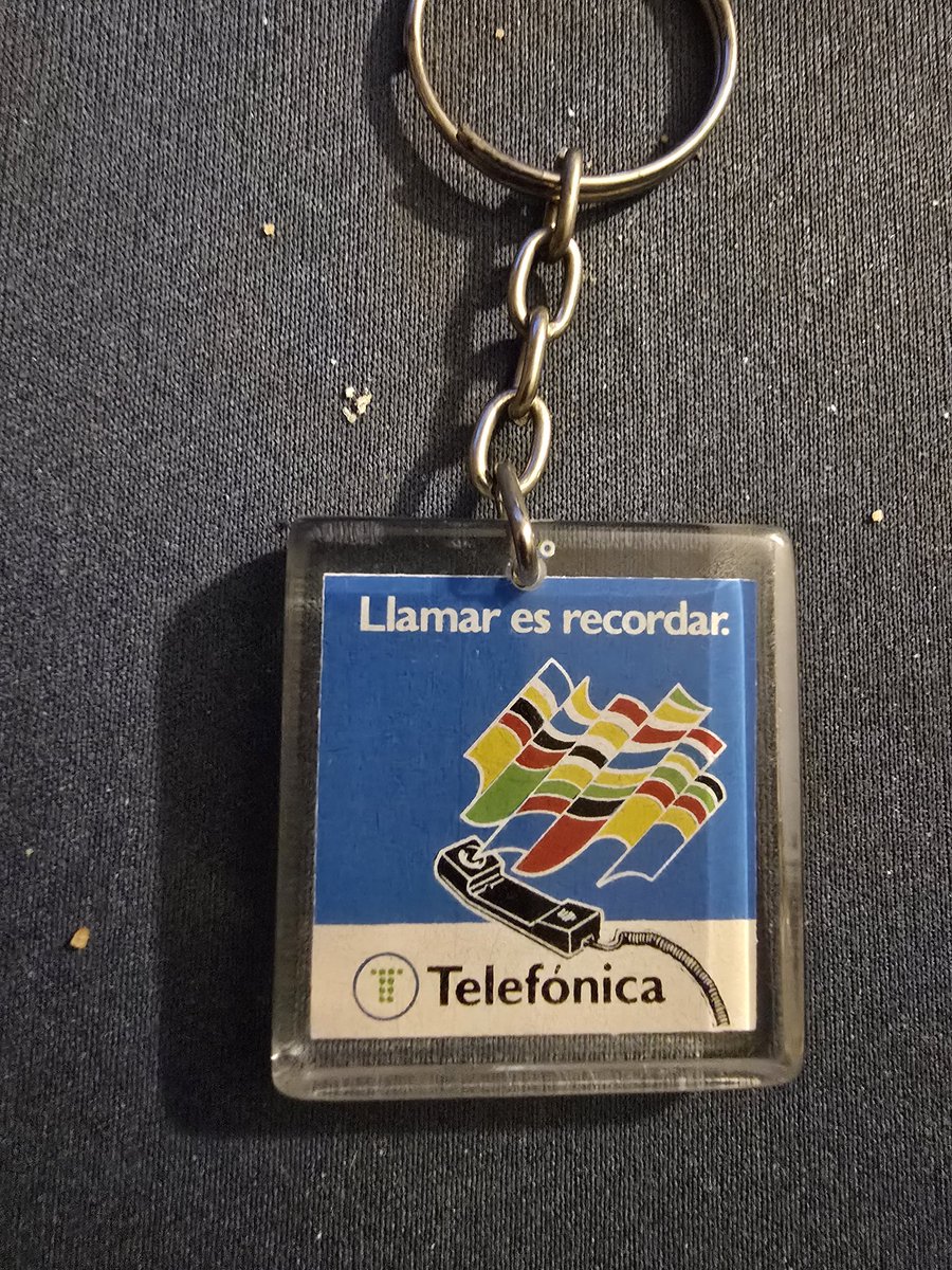 Nueva incorporación a mi modesta colección, un llavero de <a href="/Telefonica/">Telefónica</a> de mediados de los 80. <a href="/historiatelefon/">Historia Telefonía</a>  #telefonica100