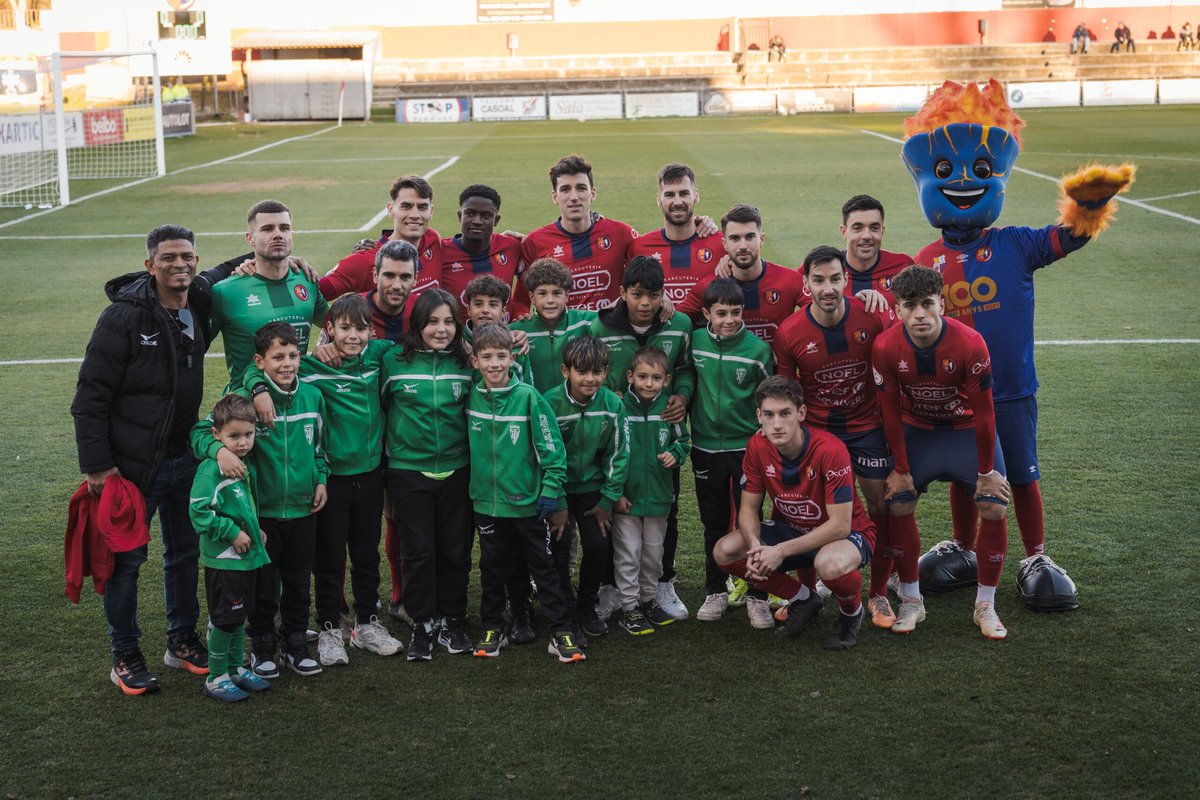 UEO1921's tweet photo. 👶 Tarda de visites a l'Estadi amb el #Sub10A, #Sub10B i #Sub9 de la Fundació UE Olot (@UEOplanter)

💚 També amb una representació del @CEBesalu, un dels clubs més actius de la nostra comarca

👋 Benvinguts tots i fins la pròxima! 

#OlotMestalla #2RFEF3 #TornemAmbTu https://t.co/eXcLgIOLL6
