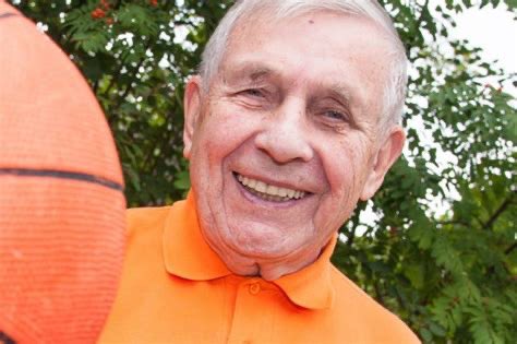 Nuorsuomalainen nupisee tweet media