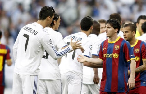 WorldKnownledge's tweet photo. Si la défaite du Réal Madrid ce soir est plutôt nette et sans bavure, il faut savoir qu'historiquement, les affrontements entre les deux équipes sont plutôt équilibrés ! 

Sur 260 rencontres (avec celle-ci), on compte 105 victoires pour le Réal et 103 pour Barcelone ! https://t.co/UuFI8uTeJ7