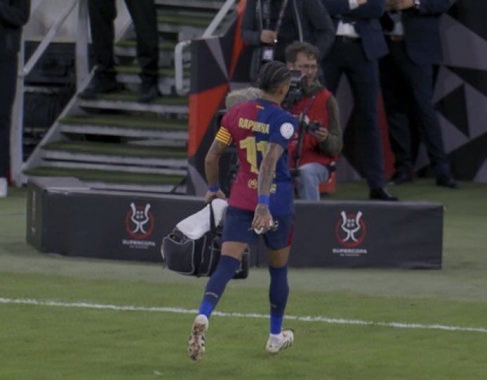 fcbisprime's tweet photo. 🫡Raphinha, Mi capitán, quitando la bolsa de los médicos para que no le hagan el vendaje a Mbappé. https://t.co/KGYVEh4G6L