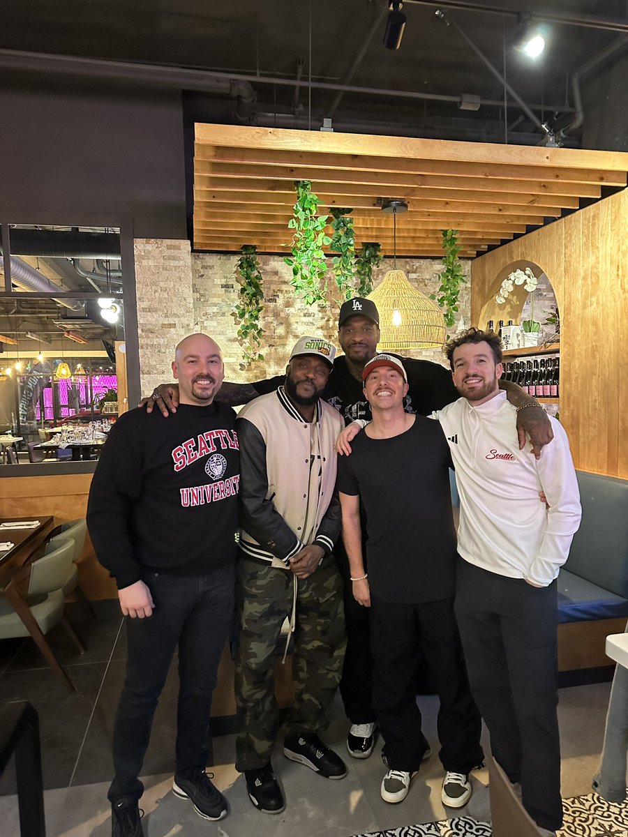 Great spending time with some Redhawk alums after last nights W! CJ Carrol, Mike Knight, Taylor Olson, &amp; Charles Garcia who avg 19 &amp; 9 as a Redhawk in 2010 &amp; has put together a BIG TIME pro career all over the 🌍