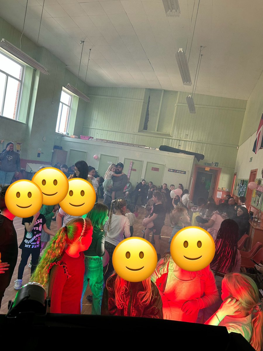 BoogieMobile's tweet photo. Few photos of the kids party’s I did this weekend, even had my bouncy castle out as well with a kids disco package #kidspartys #kidsdisco #theboogiewoogiemobiledisco #entertainment #entertainer https://t.co/Nsv6zOdAHU