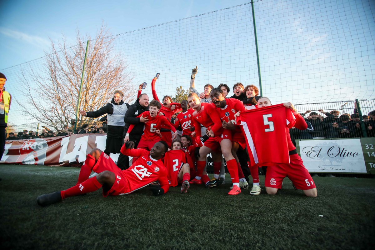 FOOT_NORMAND's tweet photo. Ibrahima Soumah a mis un « pétard », Antonin Levassort a été grand aux tirs au but et le capitaine Terry Leboulanger n'a pas tremblé... Ils l'ont fait ❗️ En 32e de finale, les U18 de La @MaladrerieCaen (#Régional1) ont éliminé le @PSG_inside (Nat) 1⃣-1⃣,5⃣-4⃣ tab @GambardellaFFF https://t.co/5ldHDu0h0o